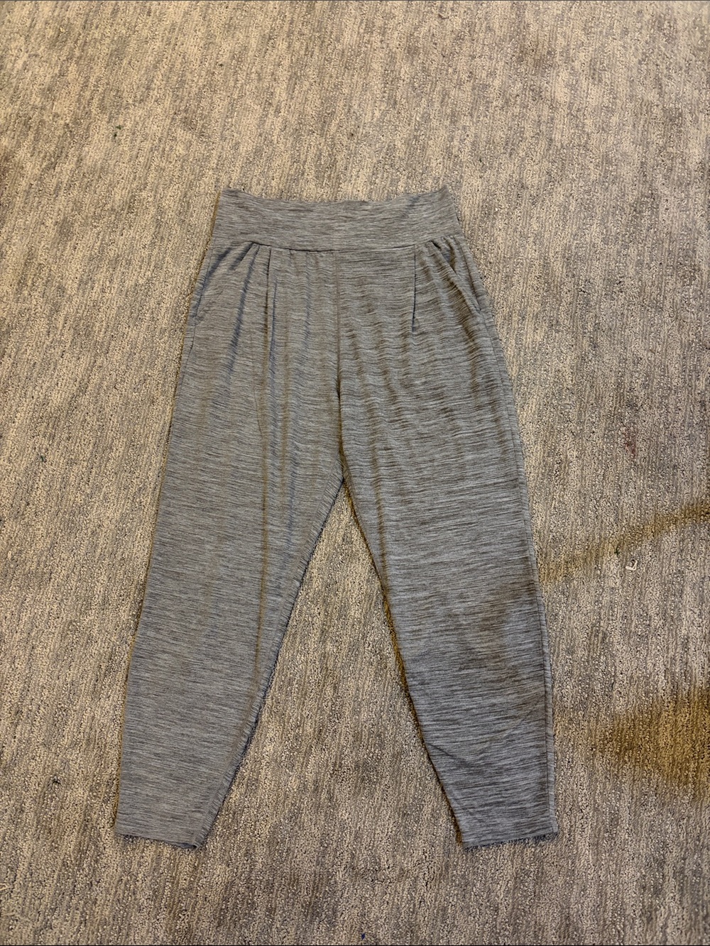 Vuori women’s Heather Gray Jogger Pants